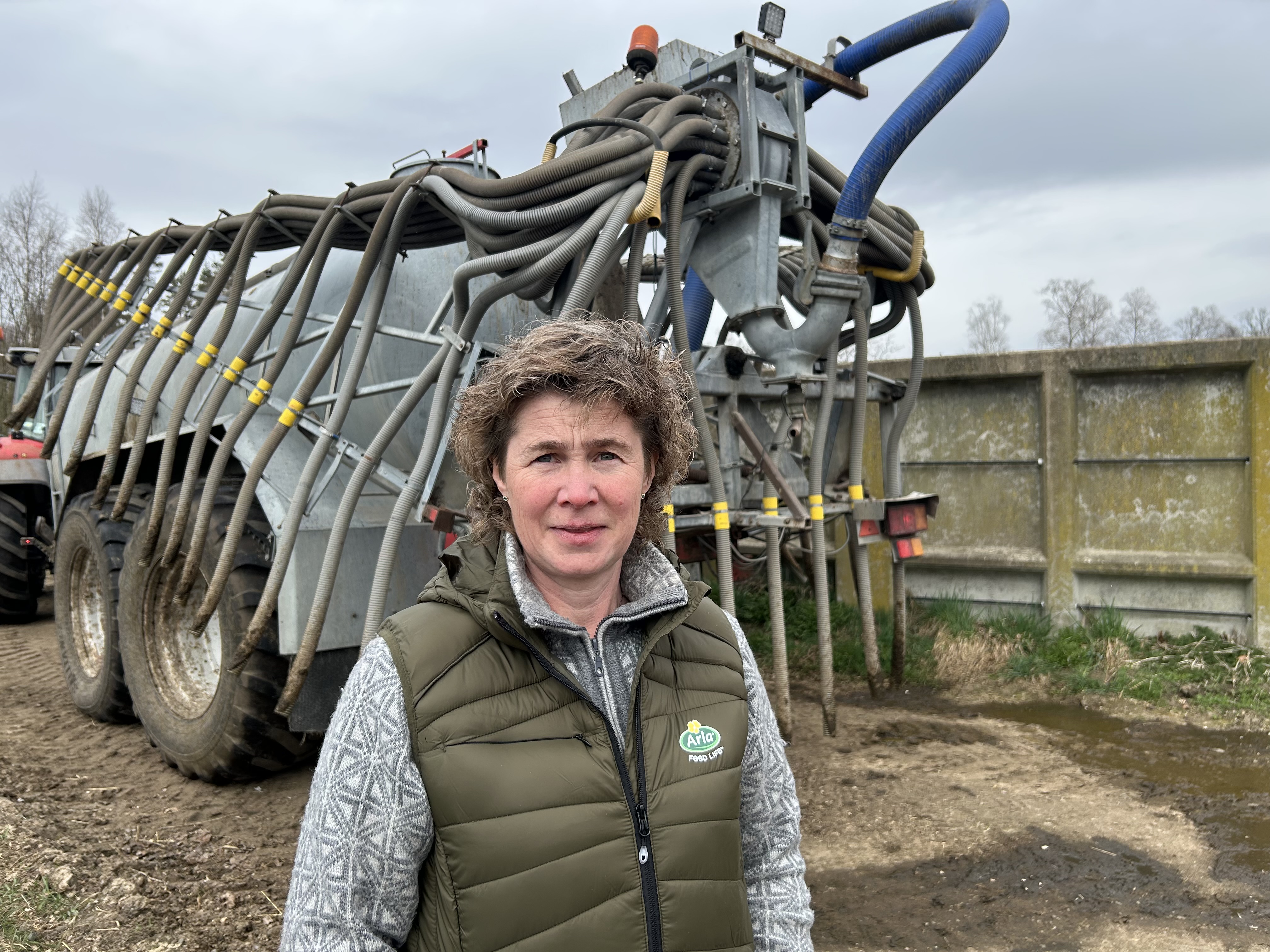Cecilia Engström, ordförande i Alvesta kommunavdelning framför en gödseltunna.